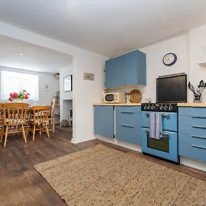 https://charming-homely-5-mins-from-train-station.brighton-hotels-england.com